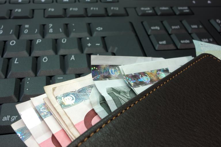 peněženka s bankovkami.jpg
