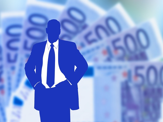 modrá postava obchodníka na popředí stovek euro