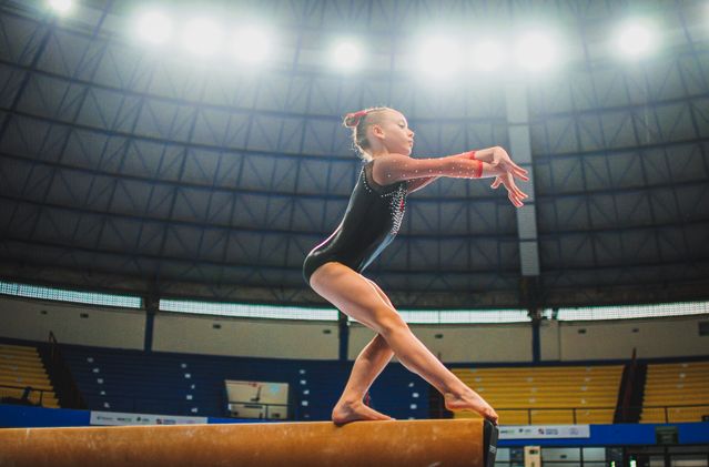 gymnastka na kladině